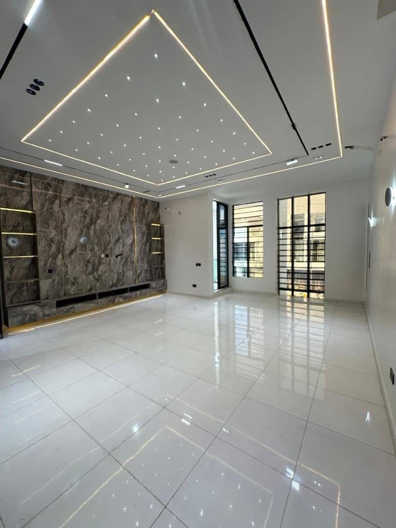 Chevron’s Crown Jewel: 5-Bed Duplex with Pool & BQ