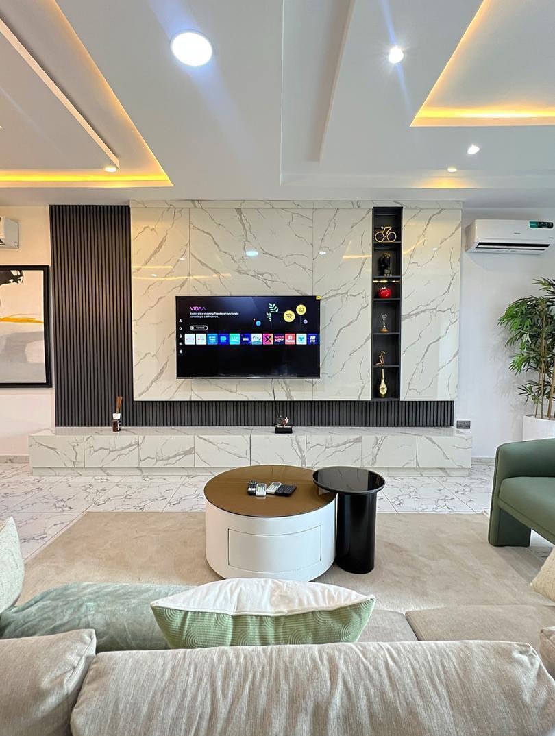 Luxury Ikate Shortlet: 2BR with Chef & PS5