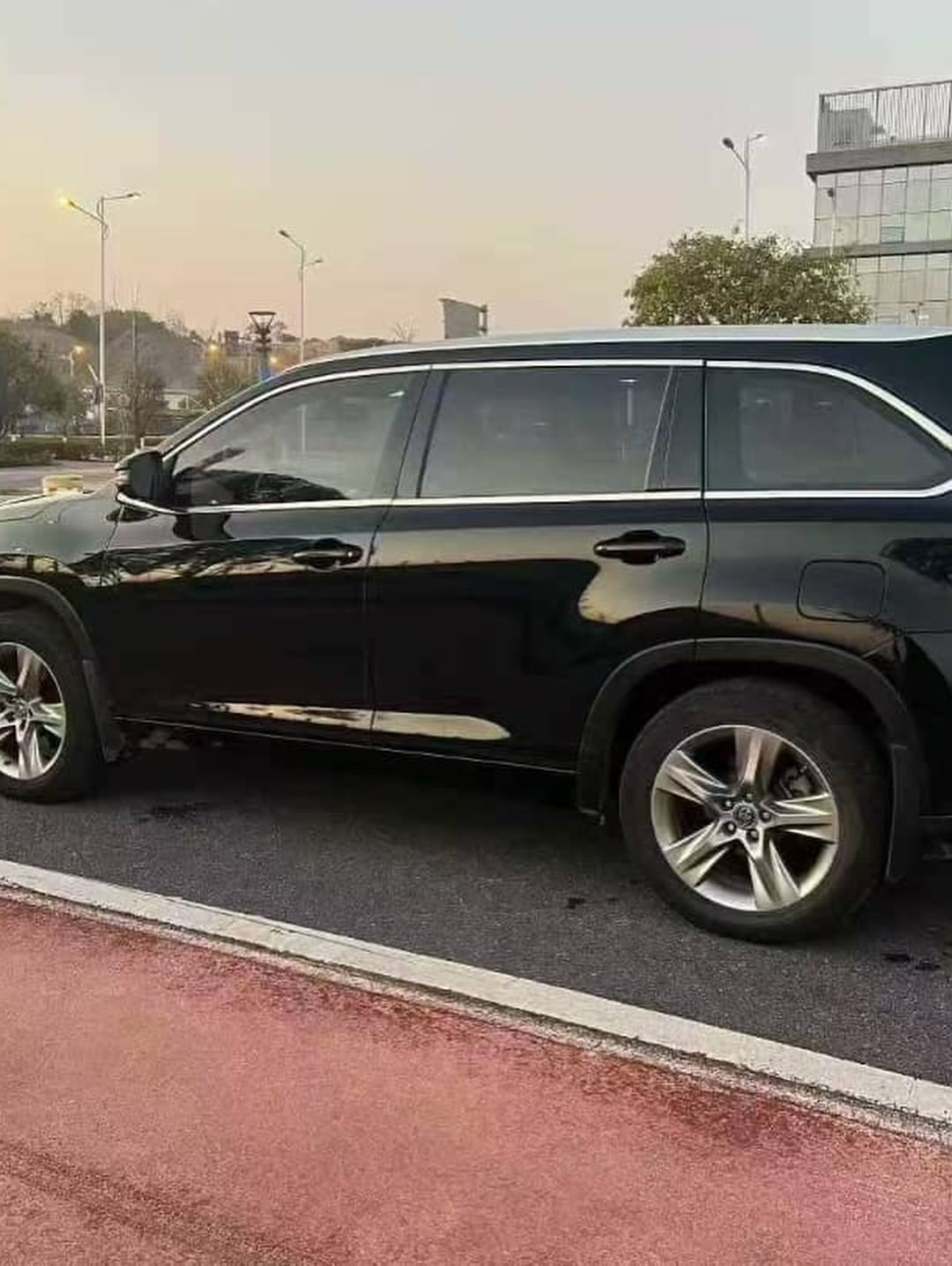 2017 Toyota Highlander: 7-Seat Luxury, No Hidden Fees