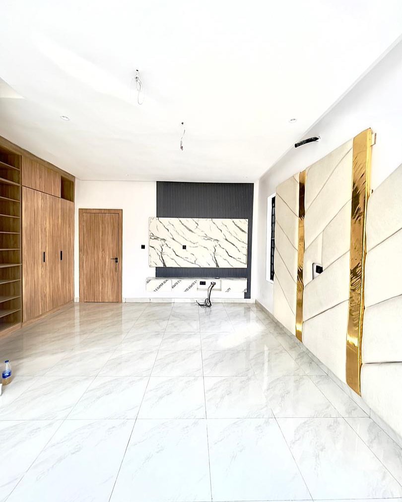 Stunning 4-Bed Duplex with Solar Power in Prime Chevron