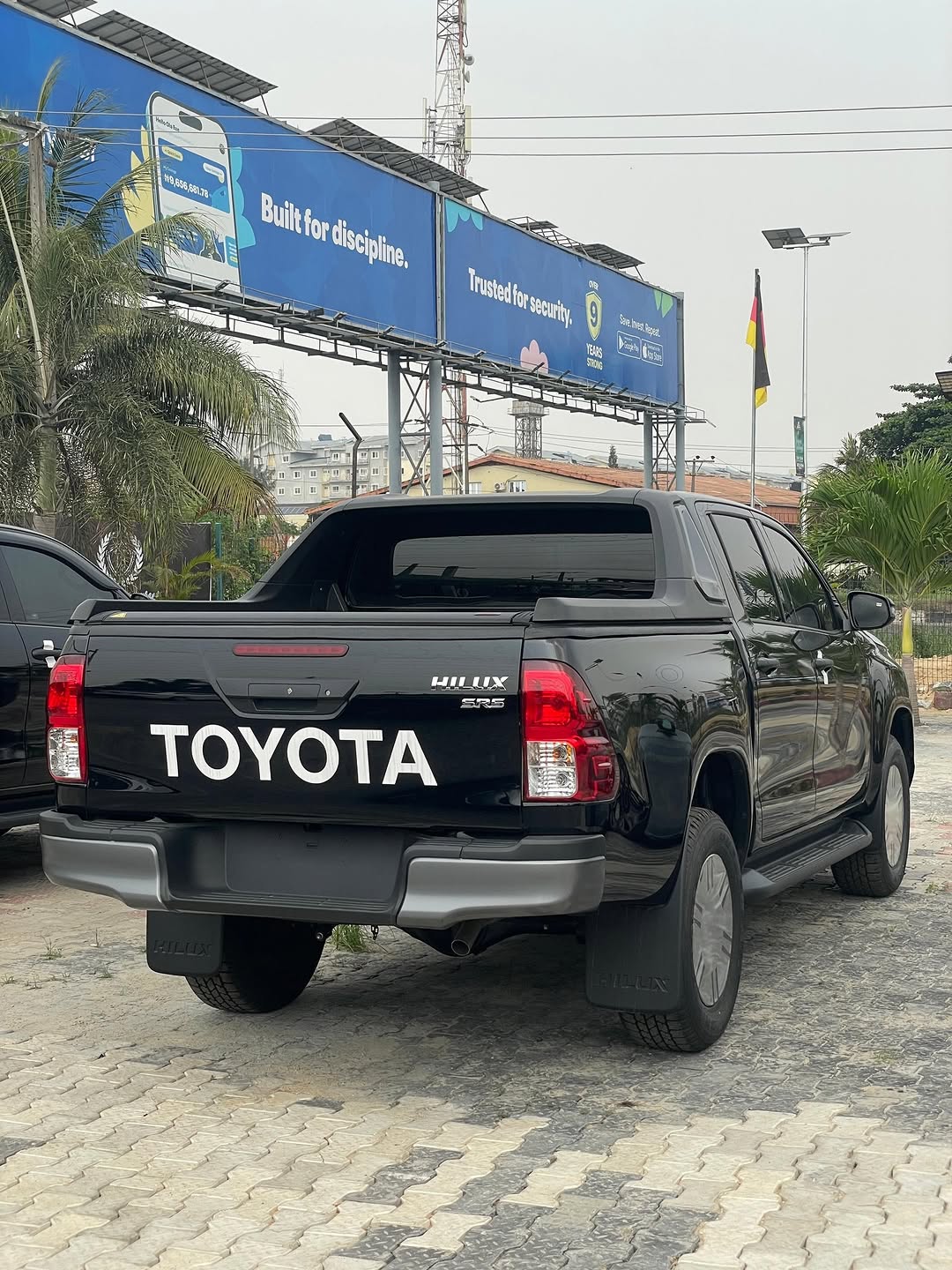2025 Hilux SR5: Unstoppable 4×4 Power & Tech