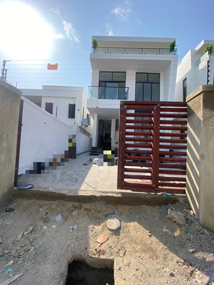 Sangotedo Sanctuary: 5-Bedroom Estate Gem with Pool