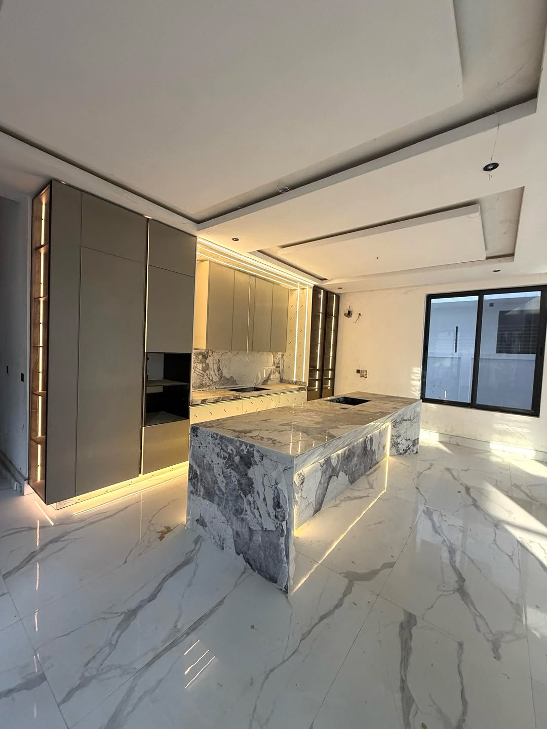 Exclusive 5BR Duplex with Rooftop Pool in Katampe