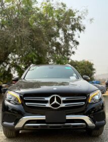 Luxury SUV: Panoramic Roof & Keyless Entry