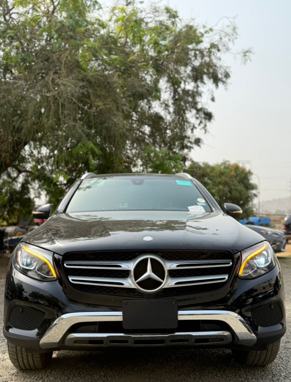 Luxury SUV: Panoramic Roof & Keyless Entry