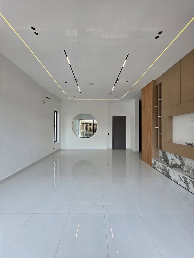 Lagos Luxury: 5-Bed Smart Duplex with Pool & Gym