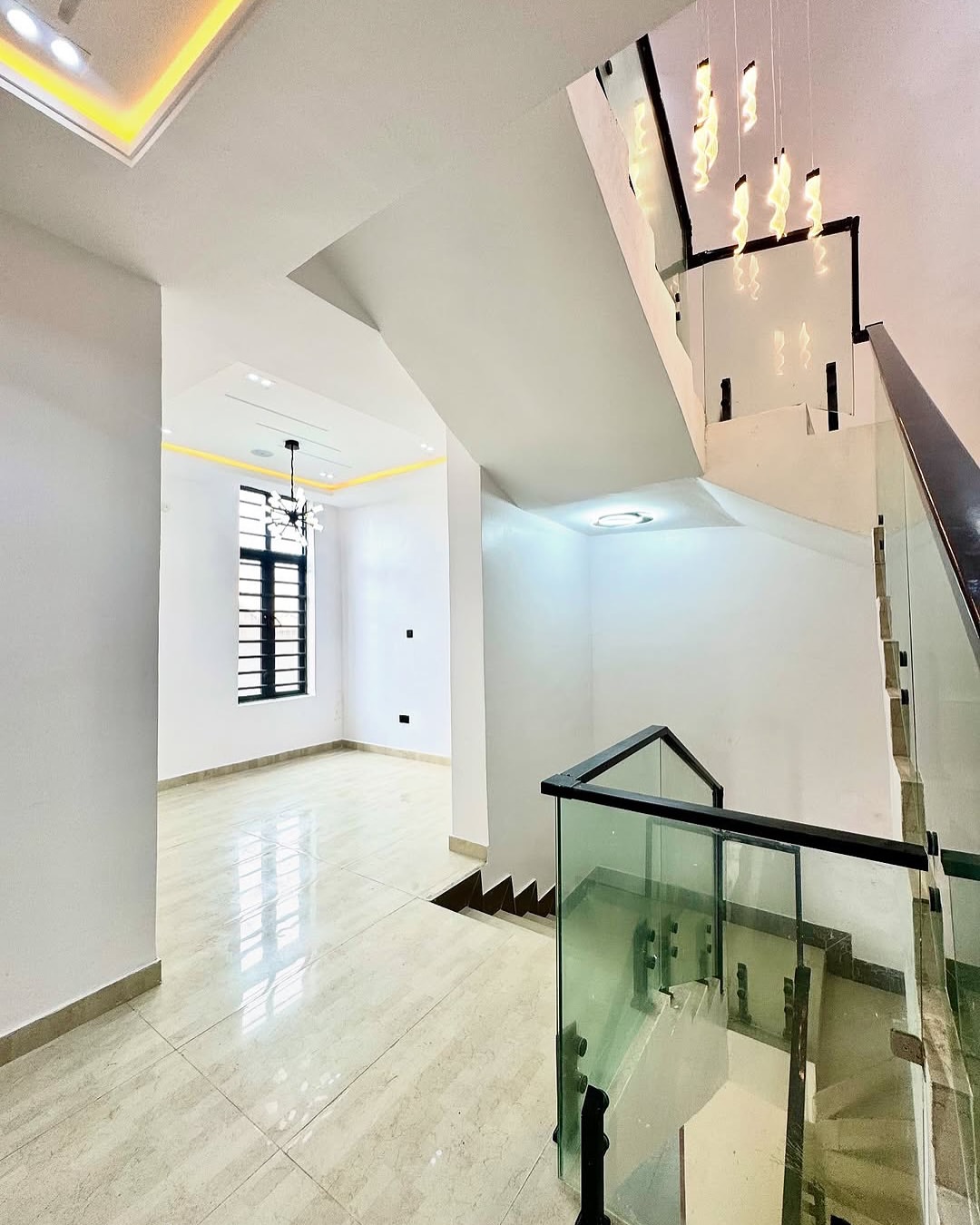 Lekki Phase 1: 5-Bedroom Duplex with Rooftop Terrace