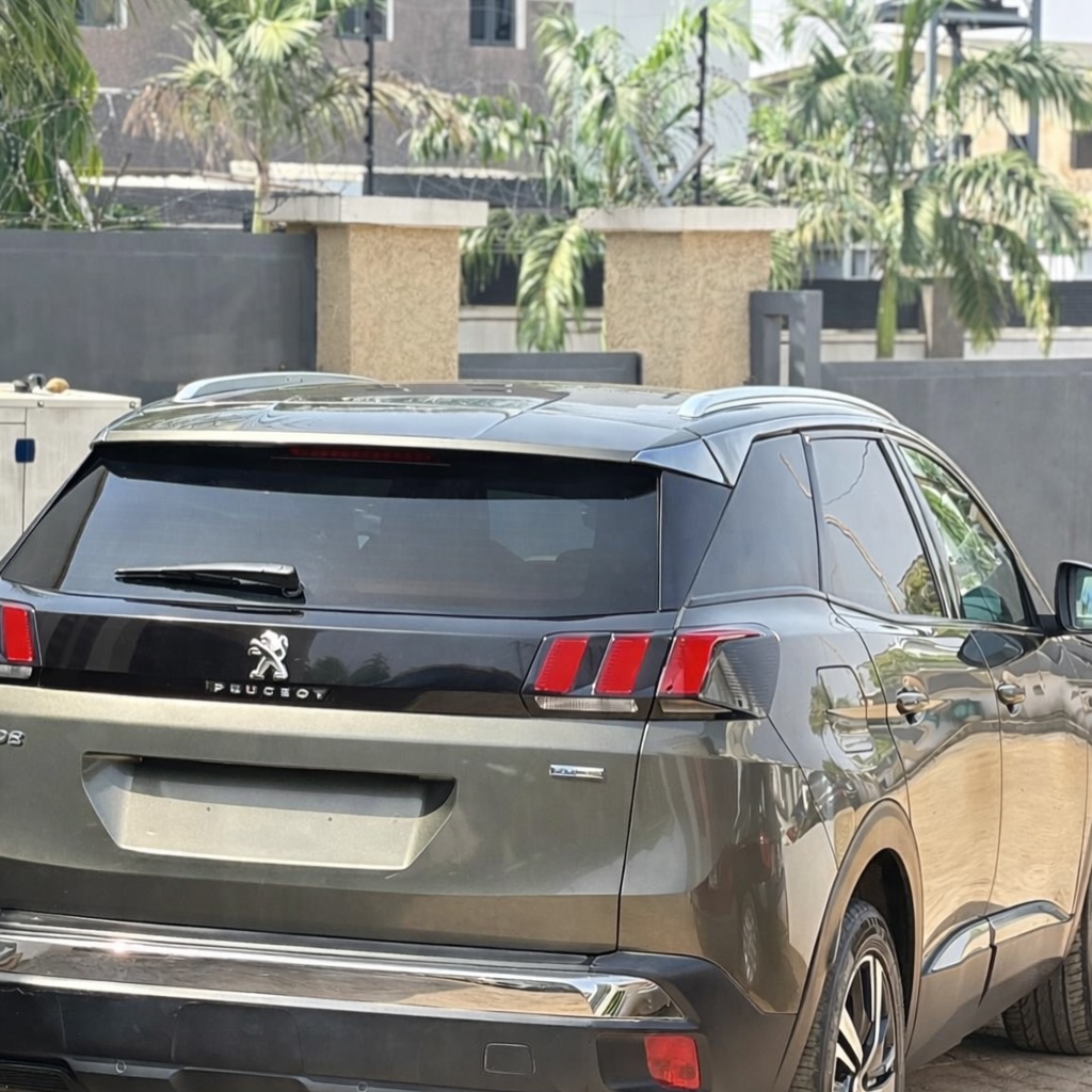 Luxury SUV, Nearly New: 29M