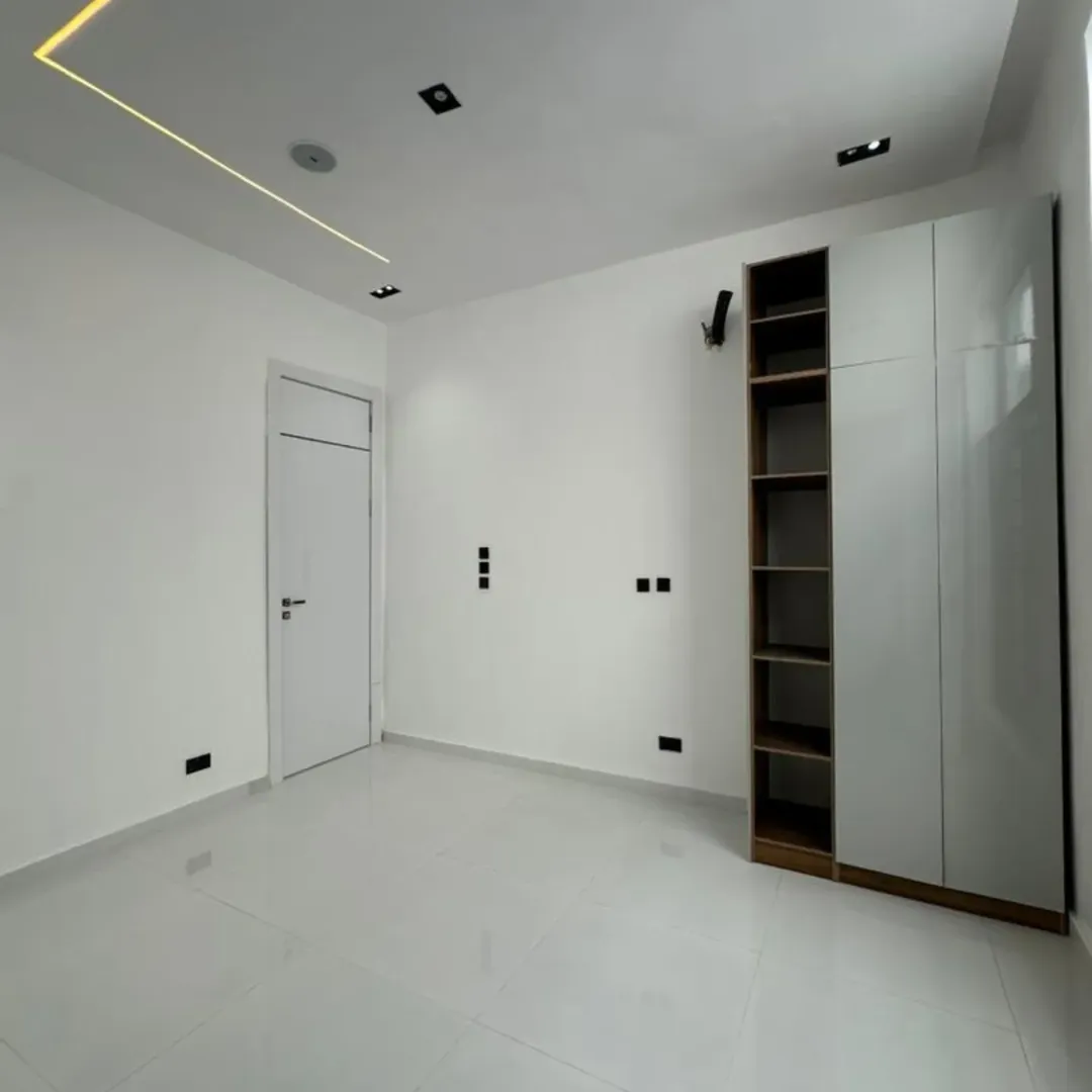 Chevron’s Premier Estate: A 5-Bedroom Oasis with Pool