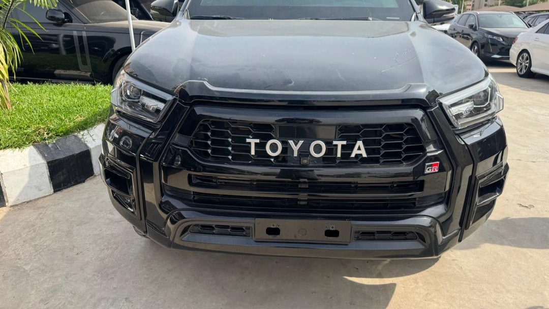 Unbreakable 2023 Hilux V6: Armored Power