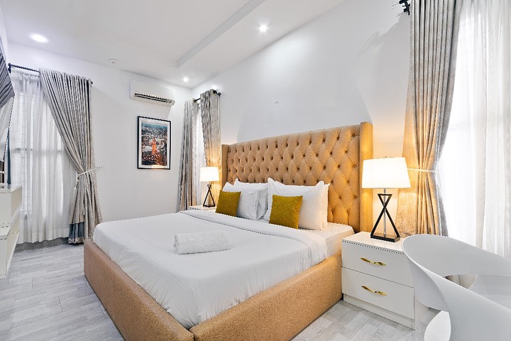 Stylish 2BR Haven with Pool & Gym in Banana Island