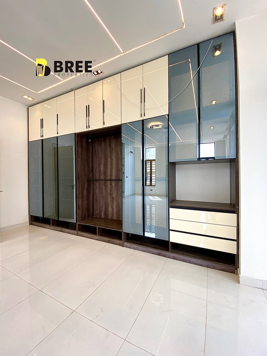 Elegant 5-Bedroom Haven with Pool in Prime Chevron Estate