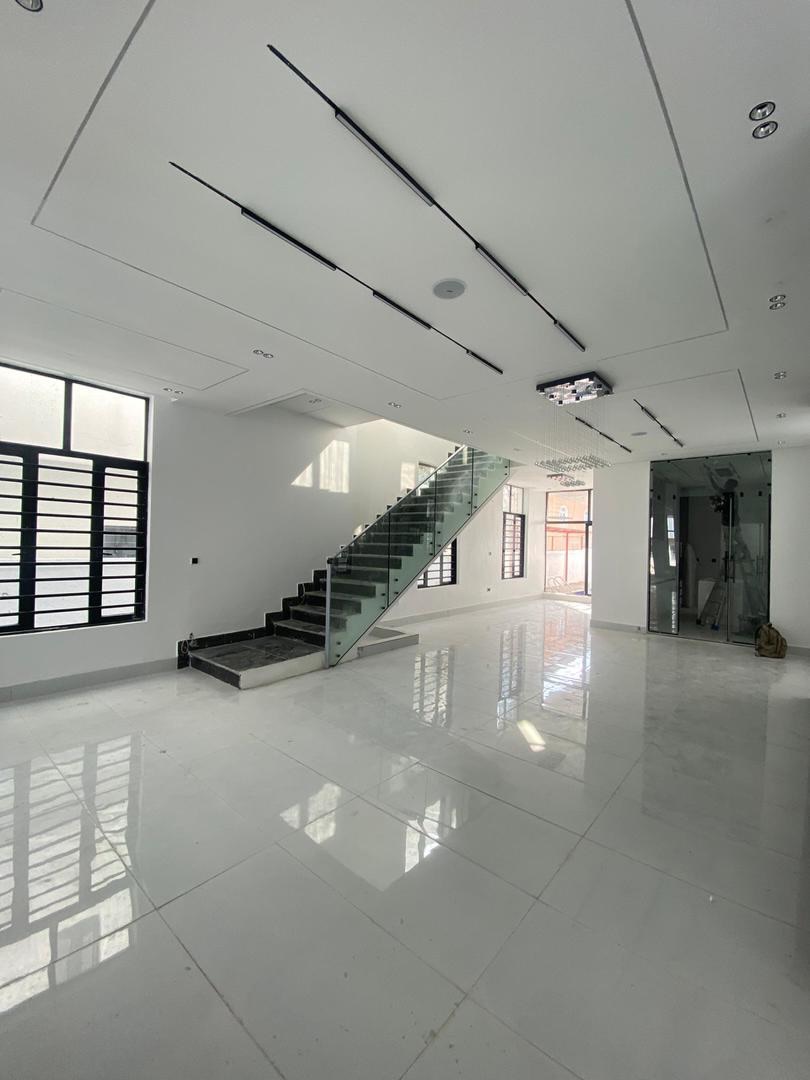 Sangotedo Sanctuary: 5-Bedroom Estate Gem with Pool