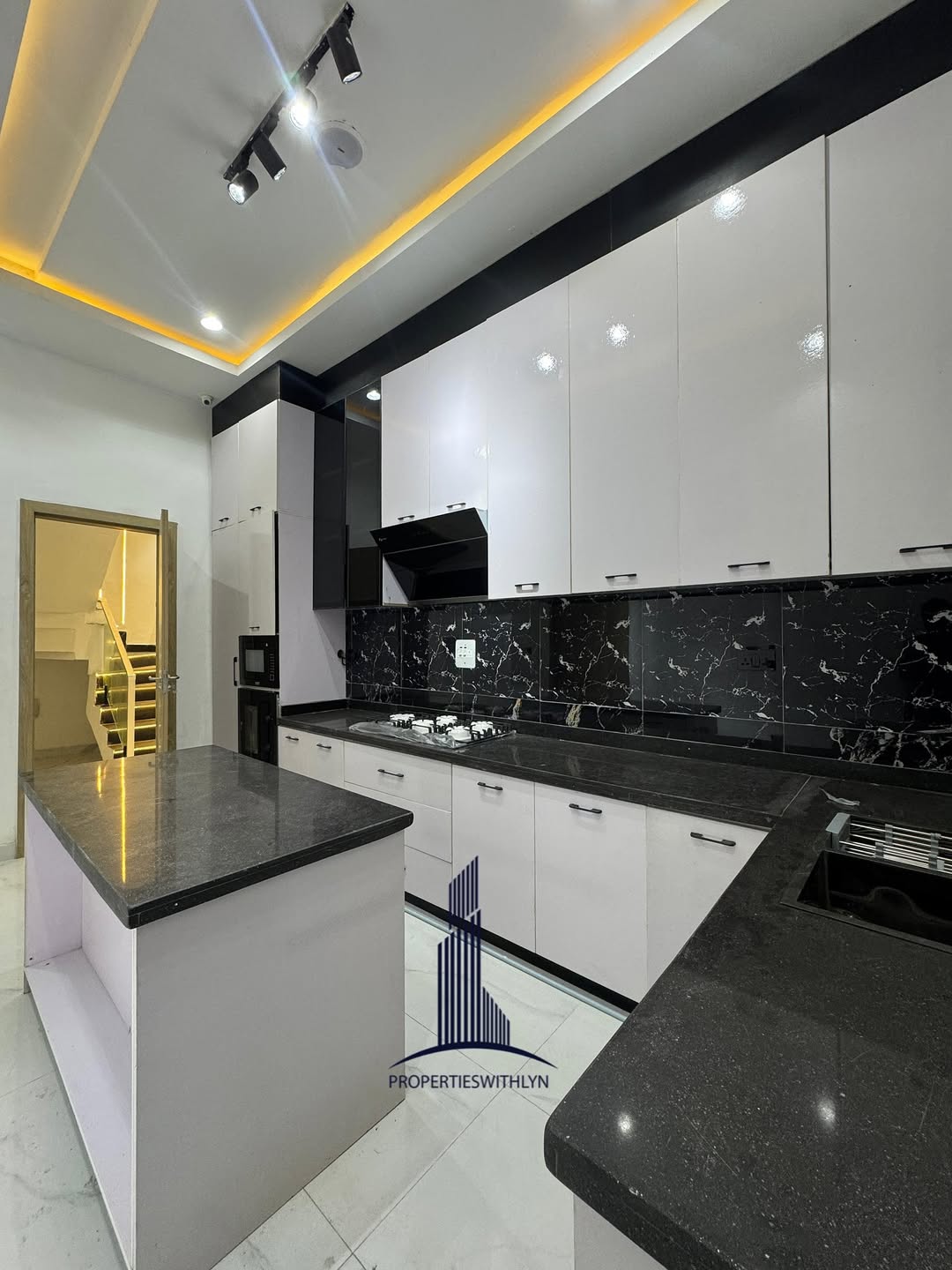 Elegant 4-Bedroom Haven with BQ in Lekki