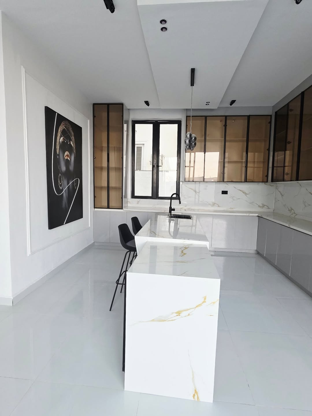 Elegant 5-Bedroom Haven with Cinema & Pool in Lekki