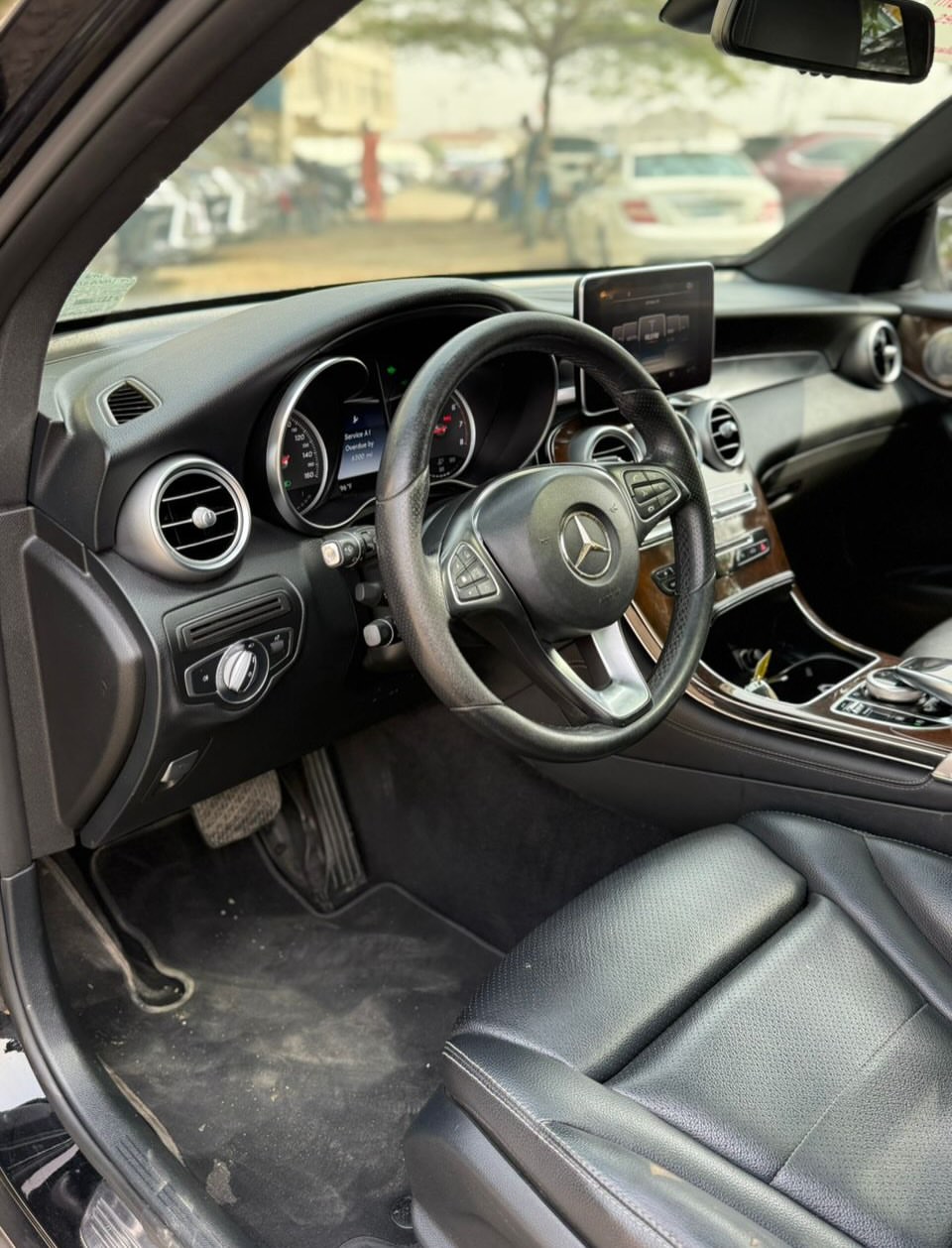 Luxury SUV: Panoramic Roof & Keyless Entry