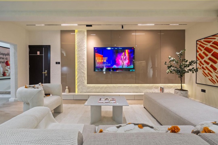 Luxury 1-Bed Loft with Pool & PS5 in Lekki