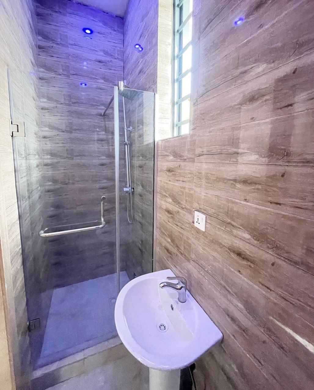 Exquisite 2-Bed Haven in Prime Chevron