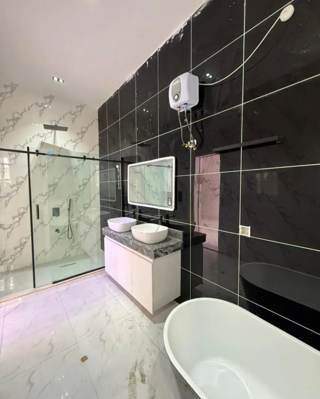 Ikota’s Ultimate 5-Bedroom Estate with Resort-Style Pool