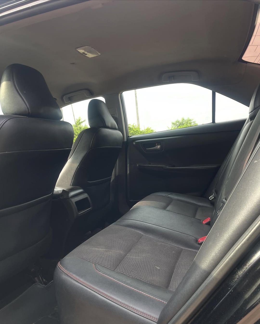 2016 Toyota Camry SE: Sleek Style, Unbeatable Value