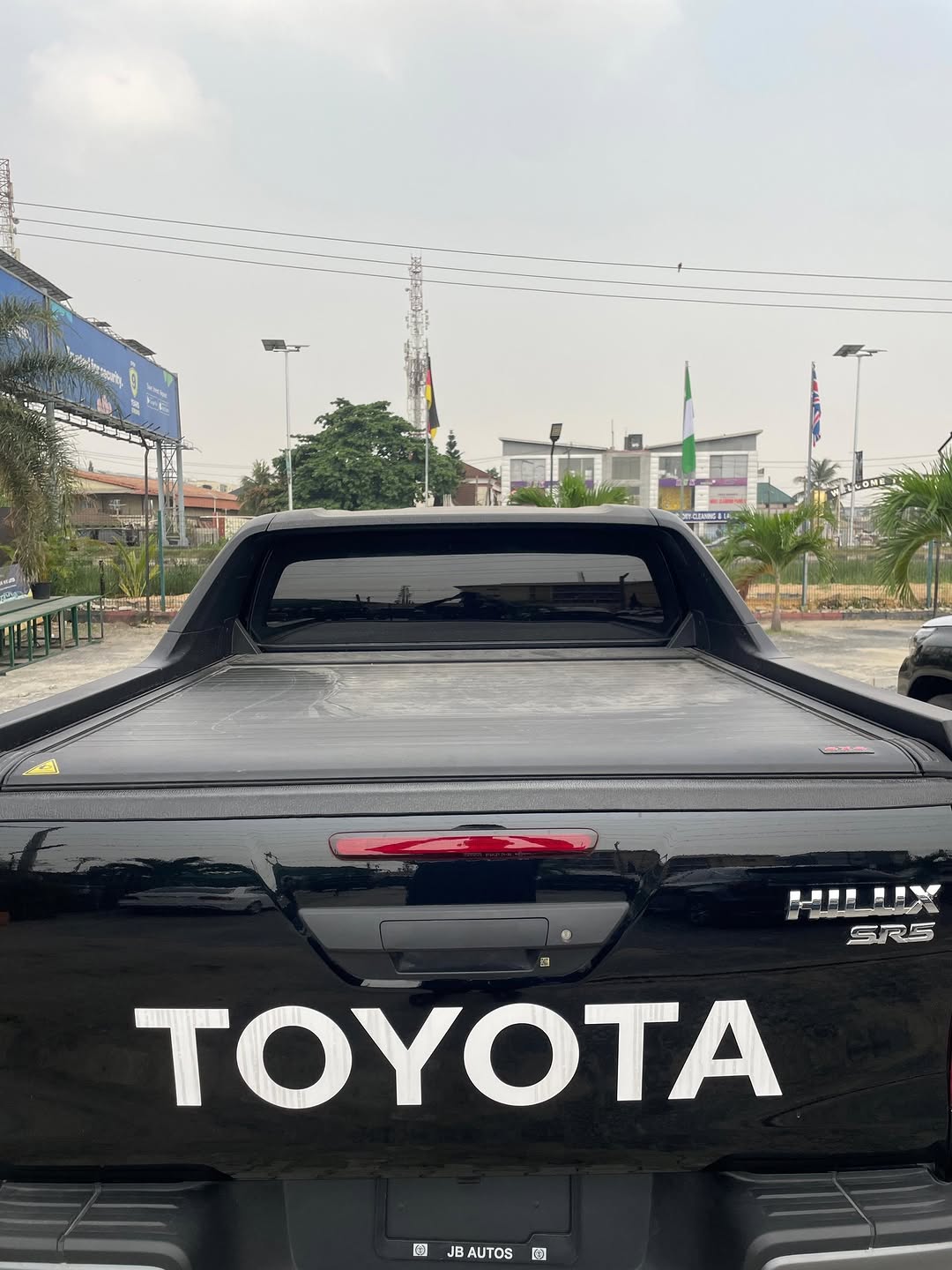 2025 Hilux SR5: Unstoppable 4×4 Power & Tech