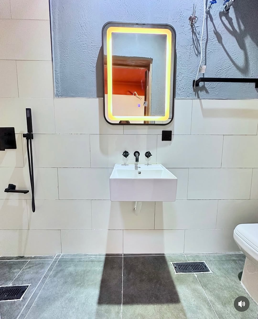 Lekki Phase 1 Gem: 3-Bedroom with Rooftop Terrace