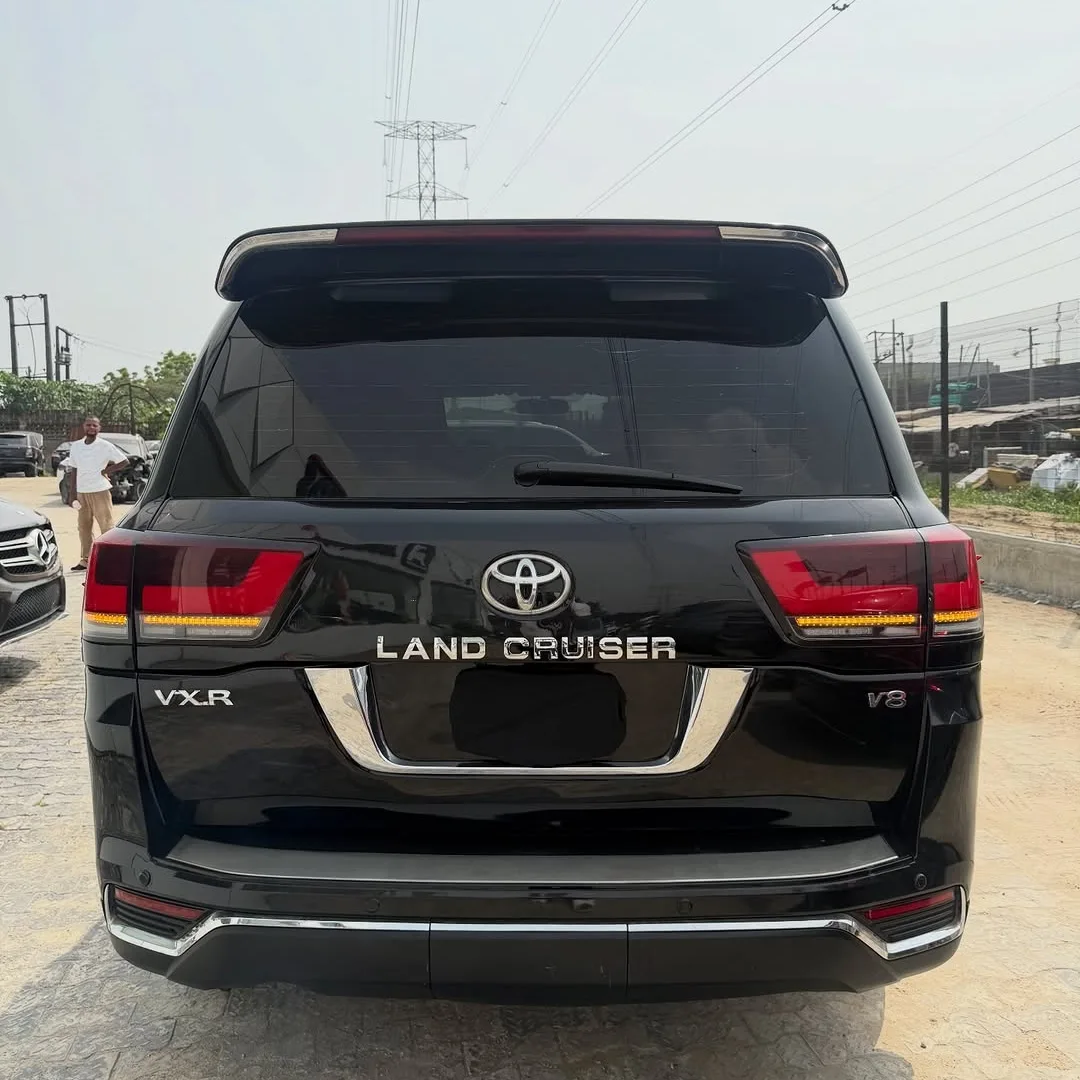 Iconic 2015 Land Cruiser: Unstoppable Luxury