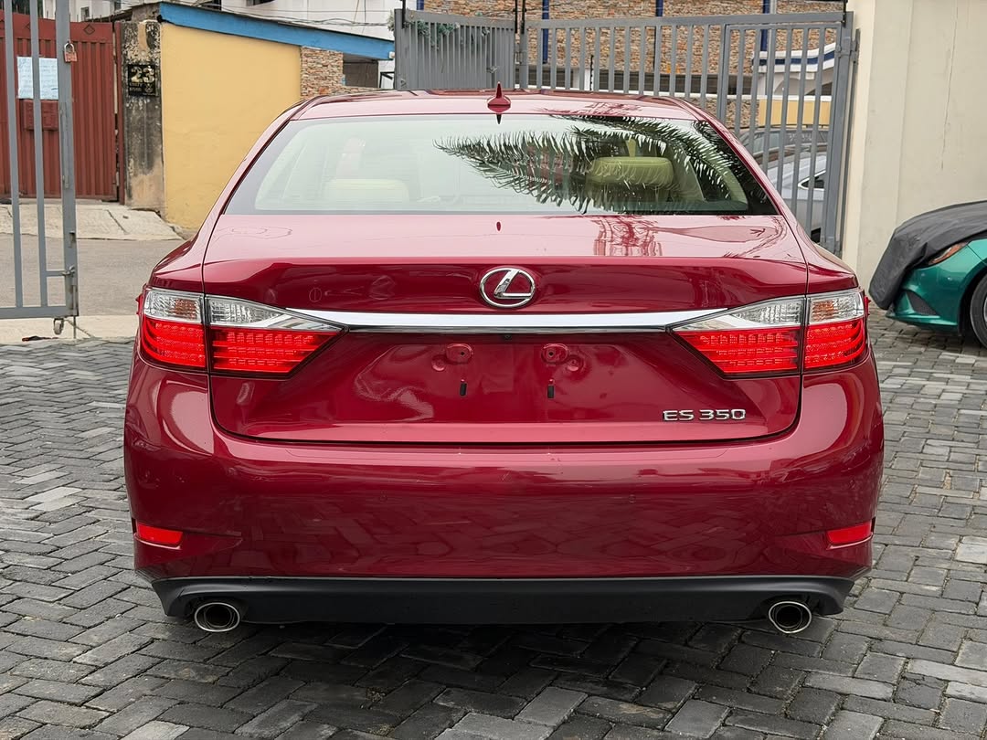 Luxury Lexus ES350: Loaded & Ready to Drive