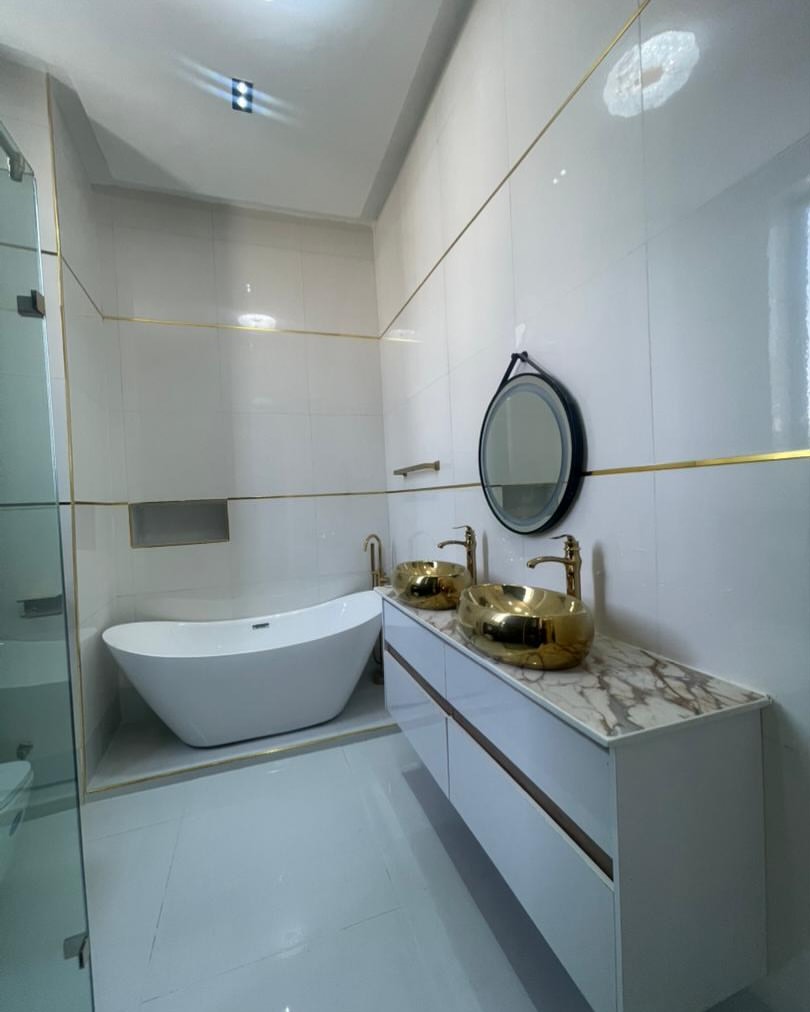 Elegant 5-Bedroom Haven with Resort-Style Pool in Lekki