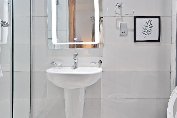 Stylish 2BR Haven with Pool & Gym in Banana Island