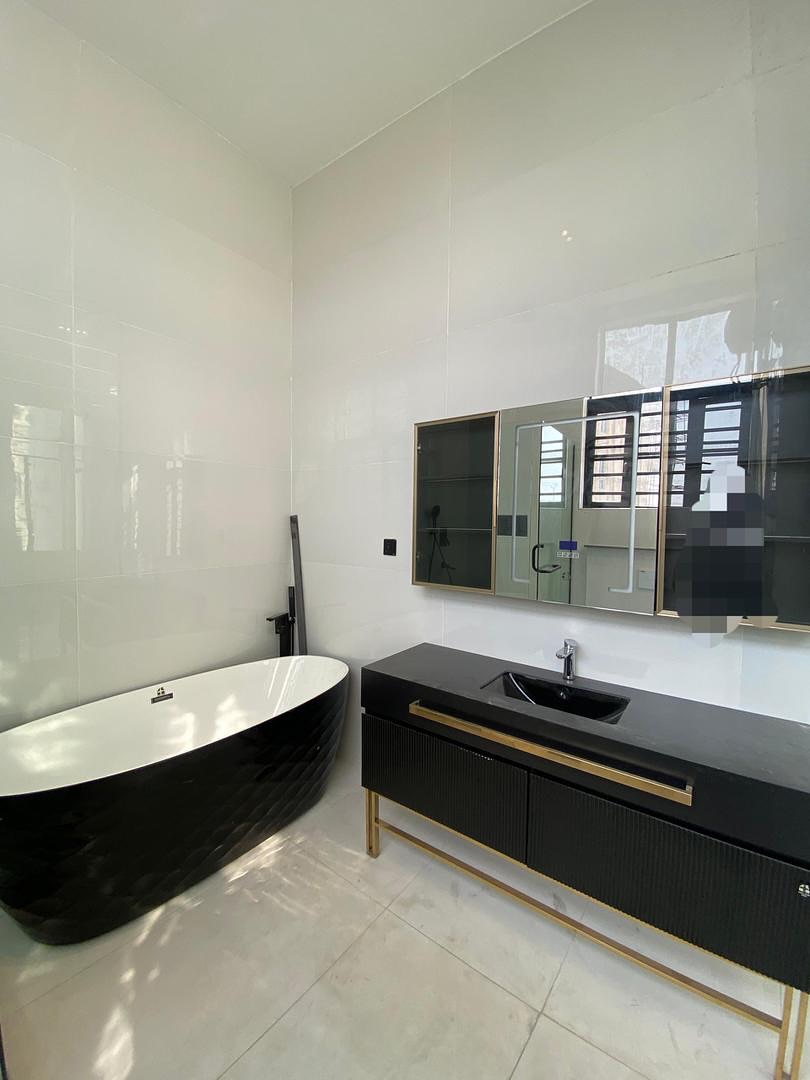 Exquisite 5-Bedroom Haven in Chevron’s Serene Estate