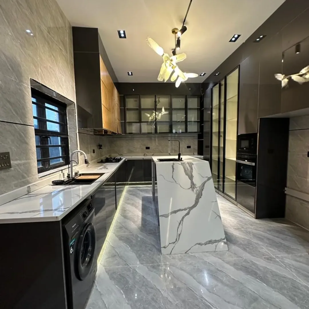 Elite 5-Bed Duplex with Pool & Gym in Chevron