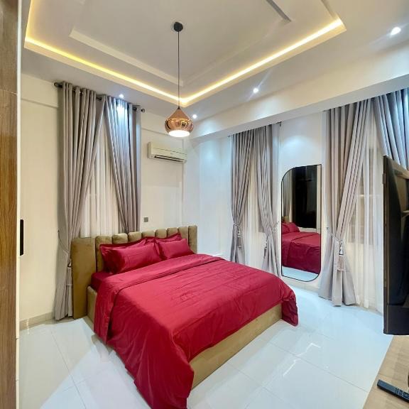 Lagos Haven: Spacious 2BR with Prime City Views