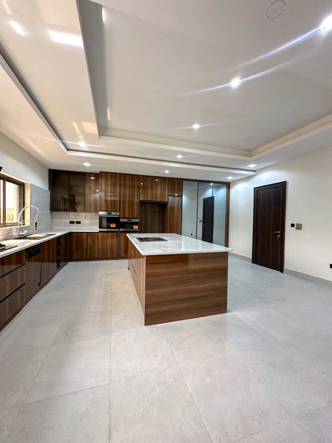 Elevate Your Life: 5-Bed Penthouse with Panoramic Ikoyi Views