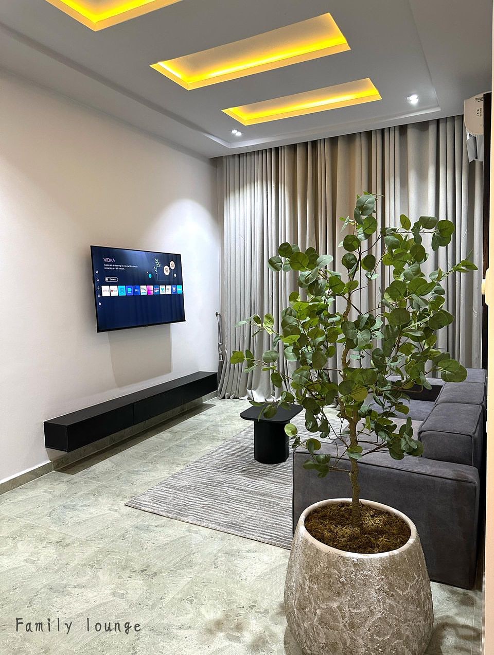 Victoria Bay Oasis: 4BR with Pool & PS5