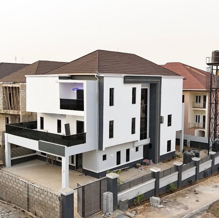 Exquisite 5-Bedroom Duplex with Cinema & Elevator in Guzape