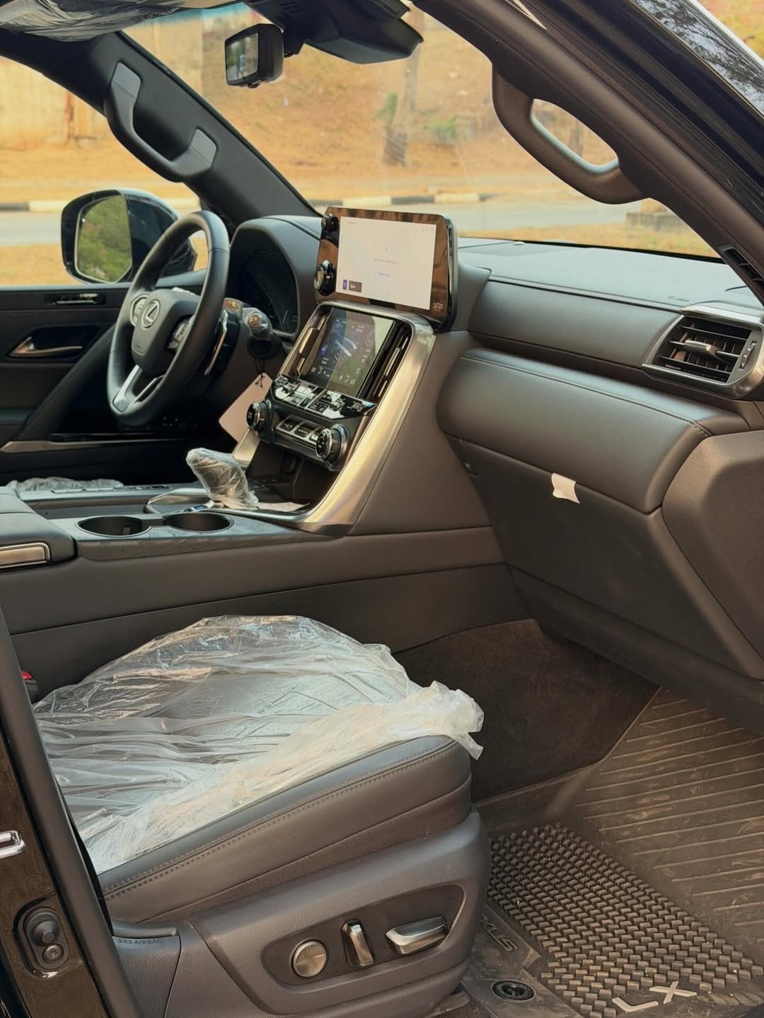 2025 Lexus LX700h: 457HP Hybrid Luxury SUV