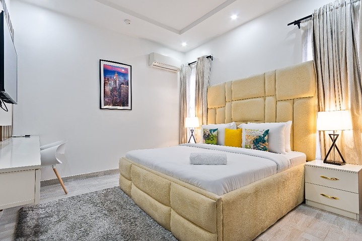 Live the Ikoyi Dream: 3BR Haven with Pool & Gym