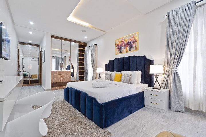 Live the Ikoyi Dream: 3BR Haven with Pool & Gym