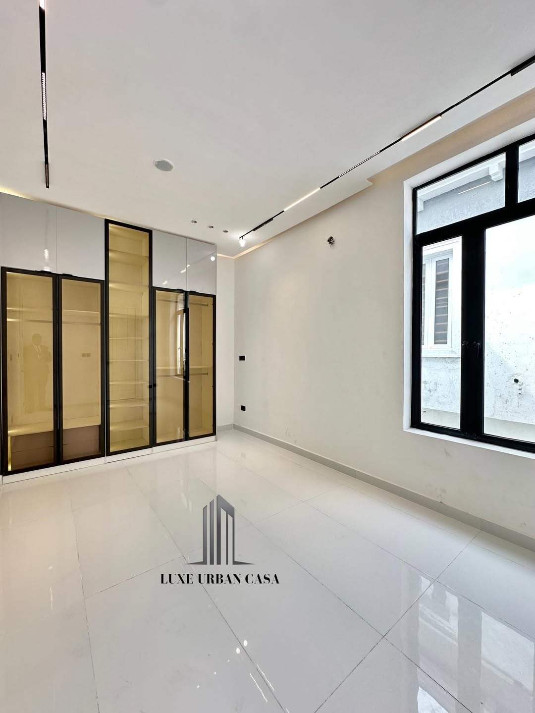 Chevron’s Ultimate 5-Bedroom Oasis with Pool & Gym