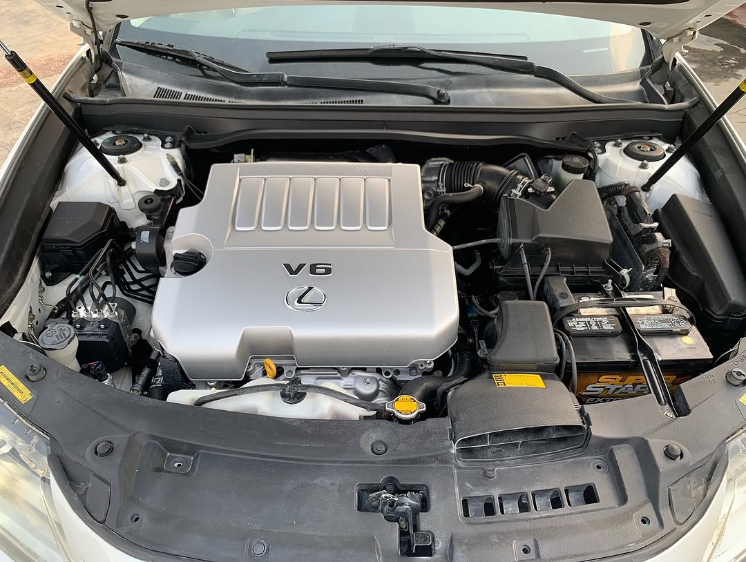 Luxury Lexus ES350: Low-Mileage & Loaded