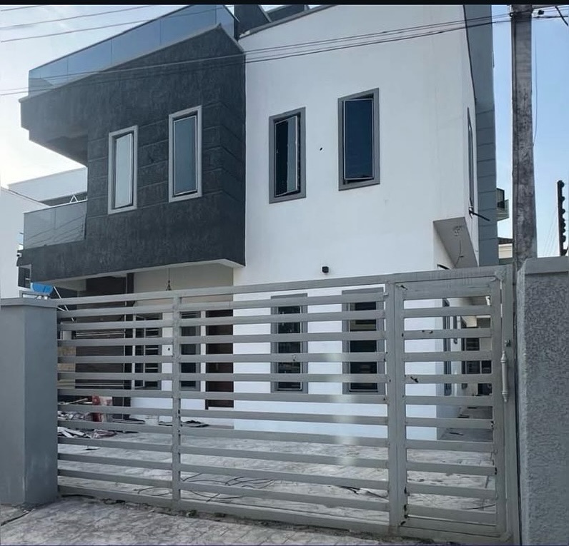 Spacious 5-Bedroom Haven in Secure Ikota