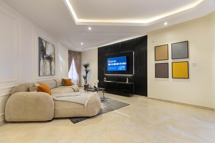 Lekki Phase 1 Oasis: Serene 1BR with 24/7 Power & WiFi