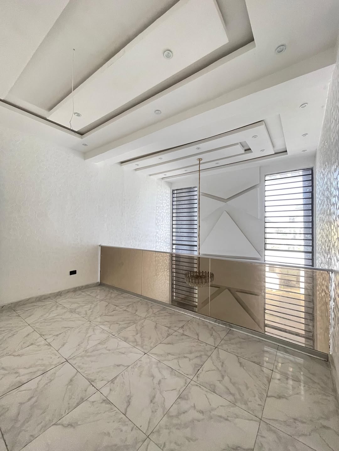 Osapa London Gem: 5-Bed Duplex with Pool & Rooftop