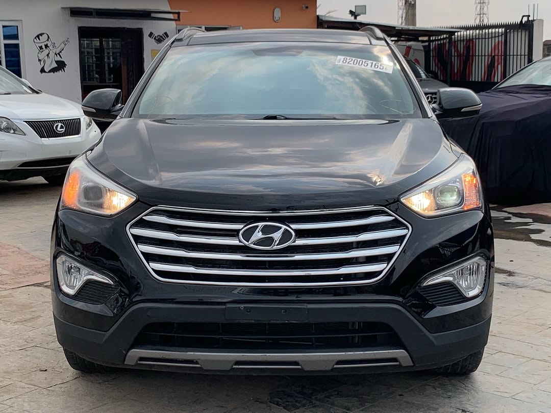 Luxury 3-Row SUV w/ Panoramic Roof & V6 Power