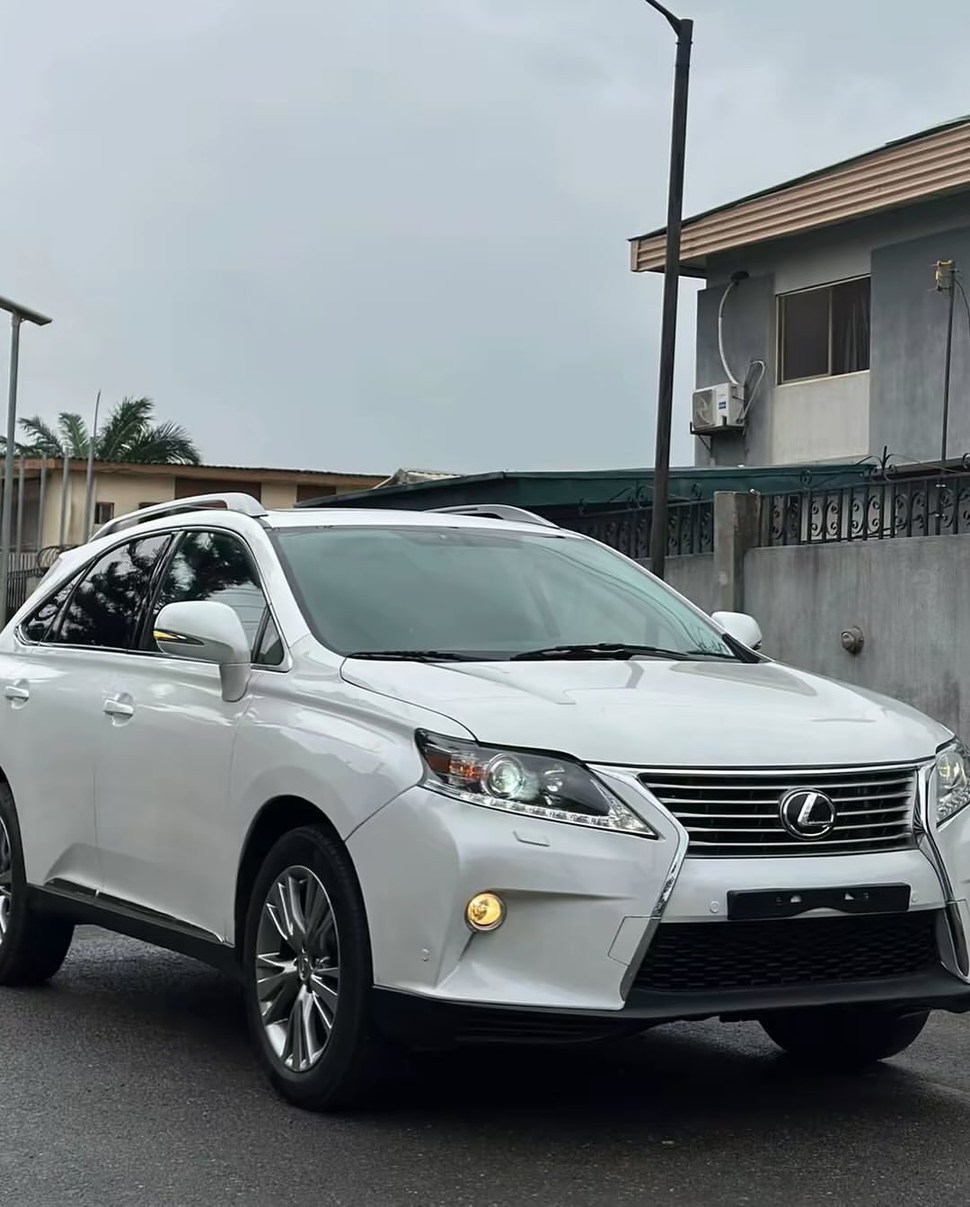 Luxury Tokunbo Lexus RX350: Power & Comfort