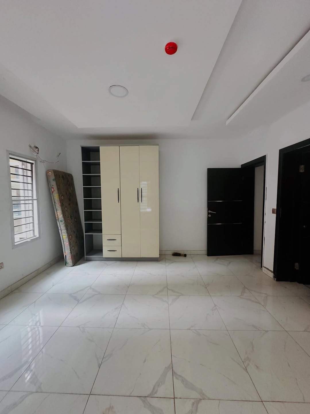 Luxury 2-Bed Apartment with Pool & Gym in Lekki