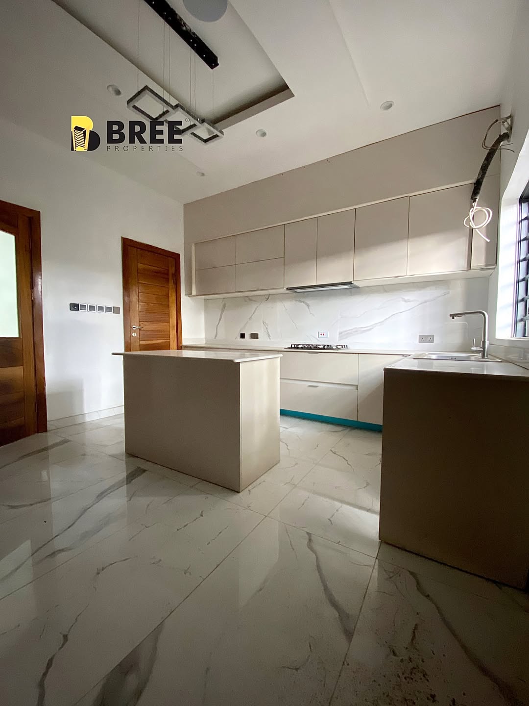 Stunning 4-Bed Poolside Retreat in Lekki County