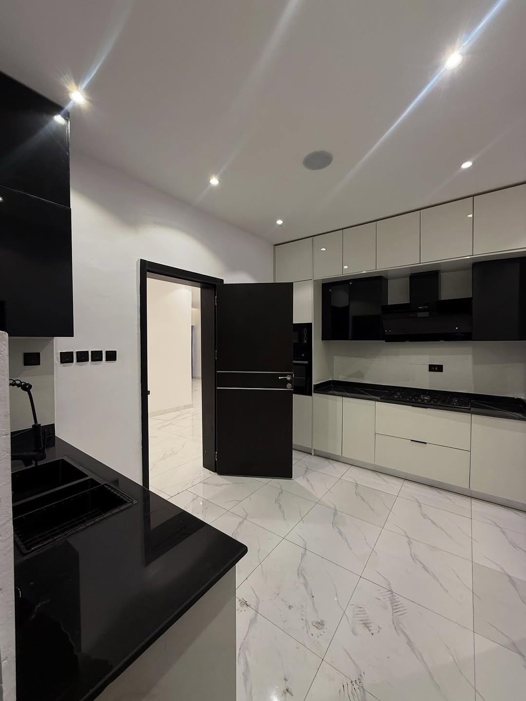 Lekki Phase 1 Gem: Spacious 2 & 3 Bed En-Suite Apartments