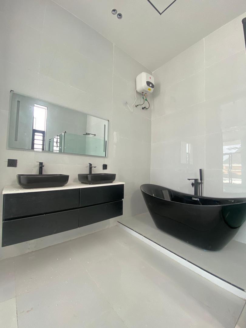 Sangotedo Sanctuary: 5-Bedroom Estate Gem with Pool